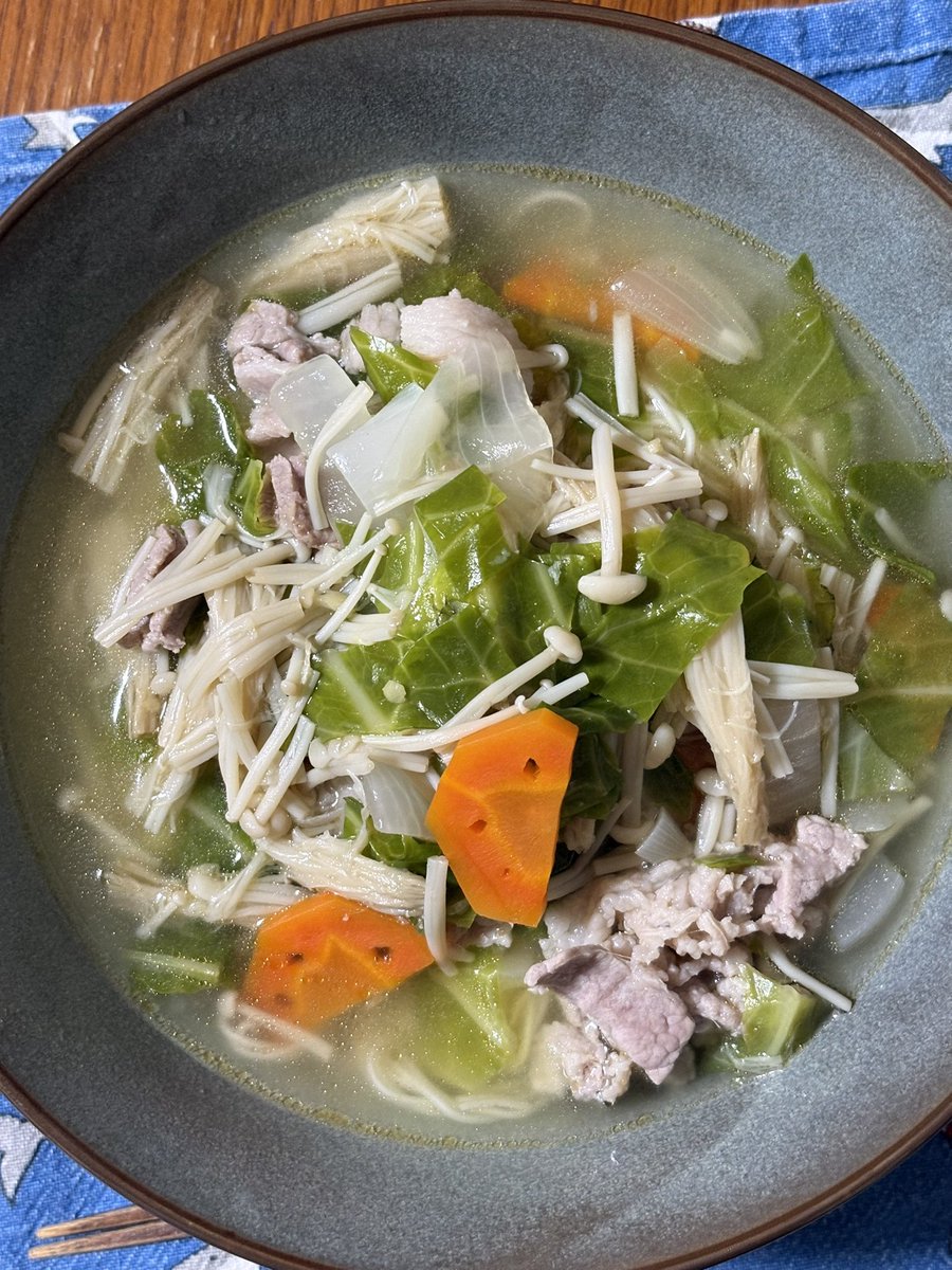 c_c_si's tweet photo. 野菜室の奥で新緑の息吹に満ち溢れていた人参入りの野菜にゅうめんで夕飯。
タンメン風にしてみたけれど、中華麺よりさっぱりして美味しかった👌 https://t.co/Eda7AyUgK5