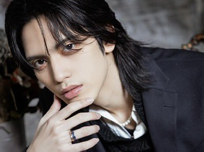 sake893corp's tweet photo. この間MONSTER行ったらジェネリックGenkiさん（写真4枚目：蘭さん）みたいな方がいて、

最近こういう系統のホストが1店舗に1人はいる気がしている。ちなみに初回とかでも似てると言われるらしい。

写真じゃ分かりづらいと思うんだけど、MINERVAの櫻井ランさん/ Re:ActのRYOさんも系統近いんだけど、黒髪艶系・韓国系が流行っているのかな？💎

他の店舗でも似てる系統の人いたら教えて💌