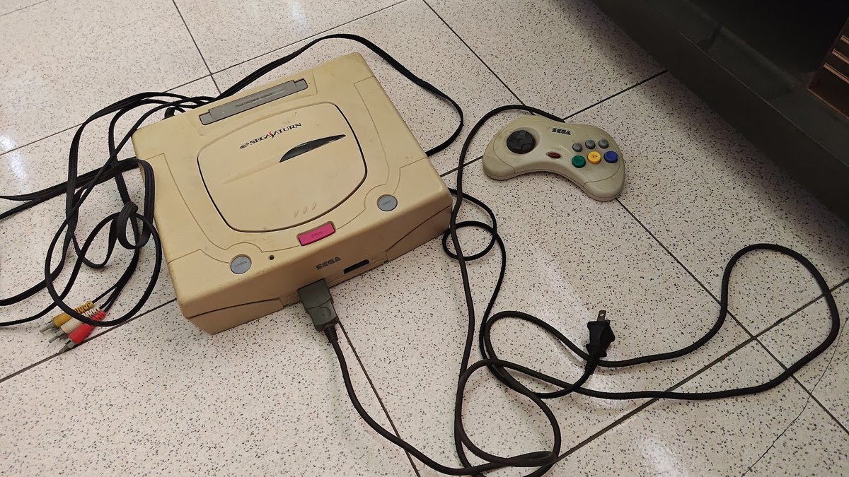danny800727's tweet photo. 実家の物置で兄のコード:ベロニカ攻略本を探すつもり、結局もっと凄いものを掘り出した...いいセンスだ兄さん

回老家想找大哥以前買的聖女密碼攻略本來複習,結果找到更扯的玩意...不賴嘛老哥 https://t.co/8YYitWcpFY