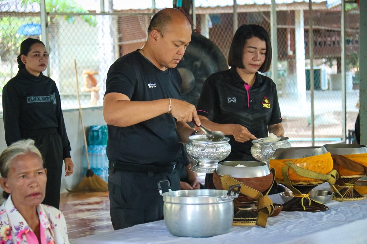 Ranger22tp's tweet photo. ฉก.ทพ.22 และประชาชนในพื้นที่ ร่วมทำบุญถวายภัตตาหารแด่พระภิกษุสงฆ์ เนื่องในวันพระ เพื่อส่งเสริมและสืบสานวัฒนธรรม ประเพณีอันดีงามของชาวพุทธ อีกทั้งยังเป็นการแสดงออกถึงความพร้อมใจของกำลังพลในการร่วมมือกับชุมชนตลอดจนเป็นการทำนุบำรุงพระพุทธศาสนาให้มีความเจริญรุ่งเรืองและคงอยู่สืบไป https://t.co/DxjDBLMGnr