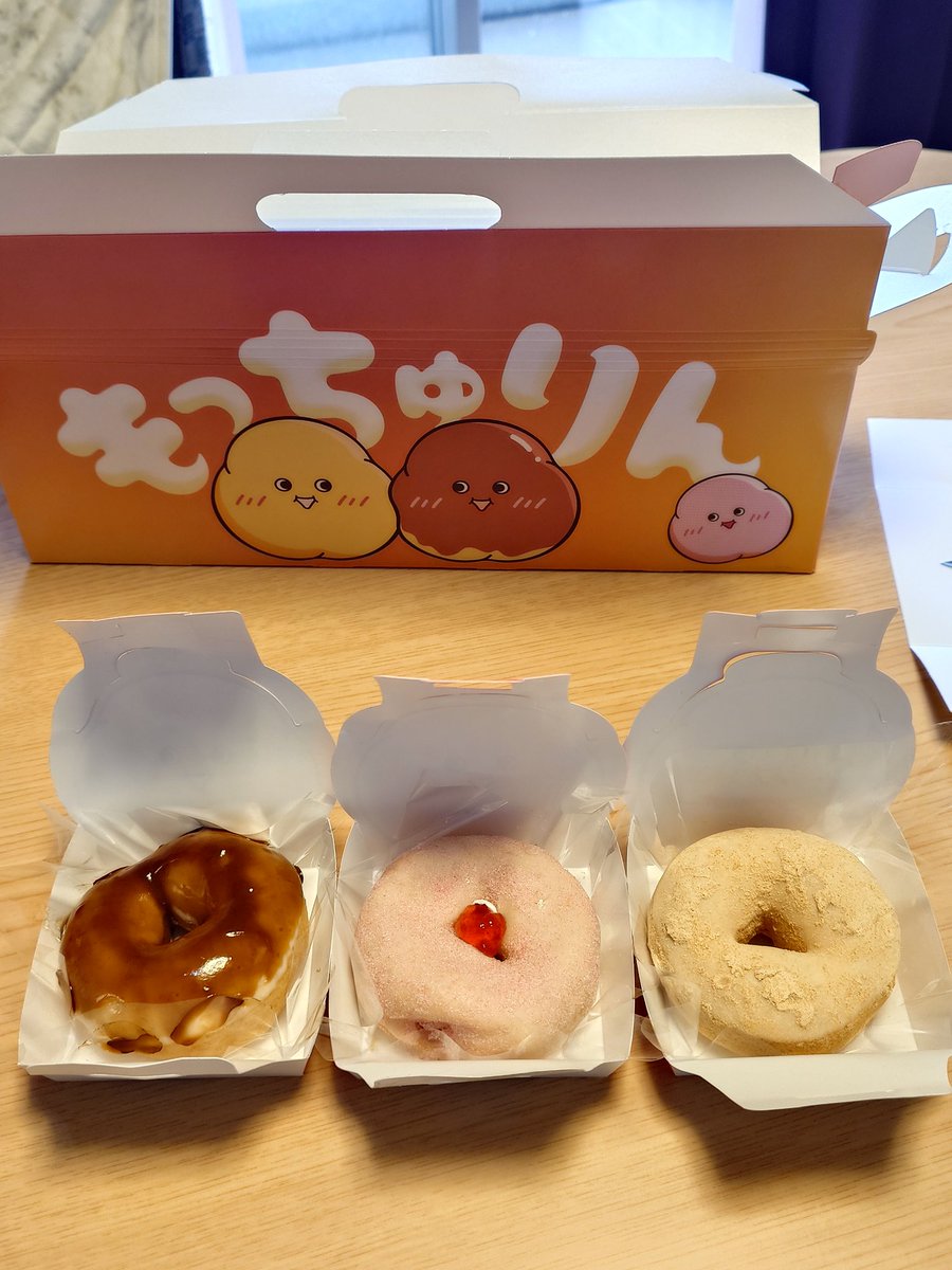 lalahlin's tweet photo. もっちゅりんゲット！
たまたま空いてる時で行列も少なく１０分以内で買えた♪
美味しかったのはみたらし→きなこ→いちご（いちご製品苦手💦）
新食感ではあるけどポンデリングやココナッツチョコレートの方が好きだし1回でいいかな😅 https://t.co/7Qg6Ai99Ge