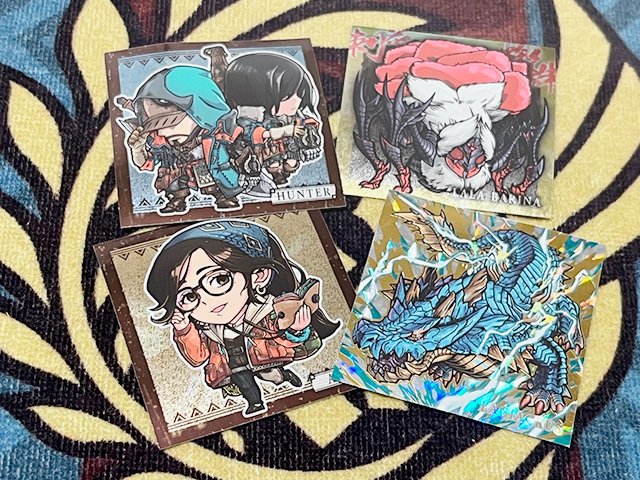 tanabanata's tweet photo. モンハンのシールウエハースいただきました！
デフォルメされた人物もモンスターもめっちゃかっこ良いし、写真ではうまく伝わらないけれど、背景がキラキラしていてとても綺麗✨
お菓子もおいしいくて素敵なおやつタイムになりました😋 https://t.co/Kb0aqVmMYE