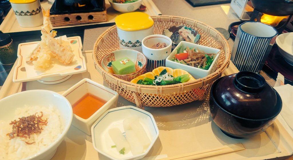 k030p's tweet photo. きゃんと昼飲みして
夜はピザ食べた！笑 https://t.co/jdfaHKJe23