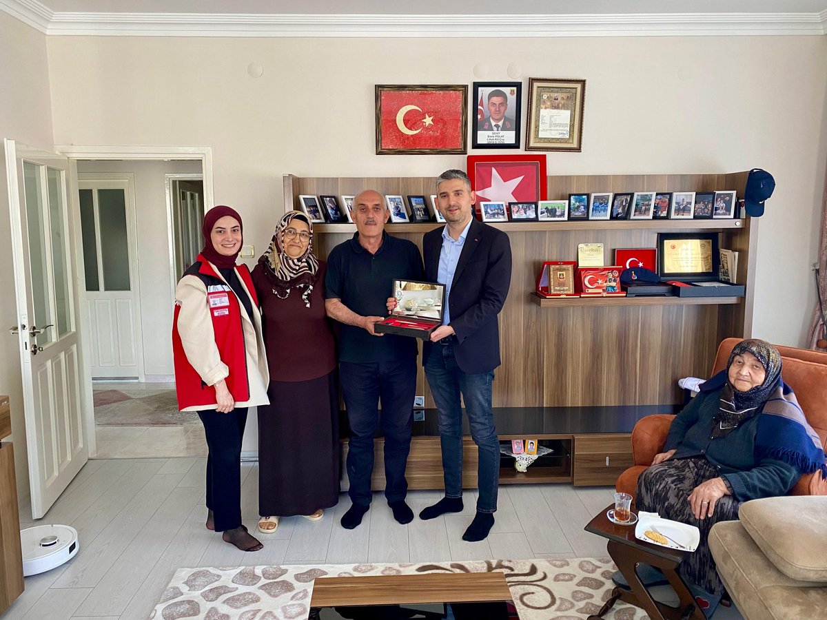 sivasavsh's tweet photo. Babalar Günü vesilesiyle, Aile Yılı faaliyetleri kapsamında;

📍 Merkez
📍 Zara
📍 Kangal

Sosyal Hizmet Merkezi Müdürlüklerimiz tarafından aziz şehitlerimizin kıymetli babaları hanelerinde ziyaret edilmiştir.

Gerçekleştirilen ziyaretlerde şehit babalarımızın Babalar Günü kutlanmış, kendileriyle sohbet edilerek talep ve ihtiyaçları dinlenmiştir. Ayrıca devletimizin her zaman şehit ailelerimizin yanında olduğu vurgulanmıştır.

Aziz şehitlerimizi rahmet ve minnetle yâd ediyor, kıymetli emanetleri olan ailelerine sağlık, huzur ve esenlikler diliyoruz.