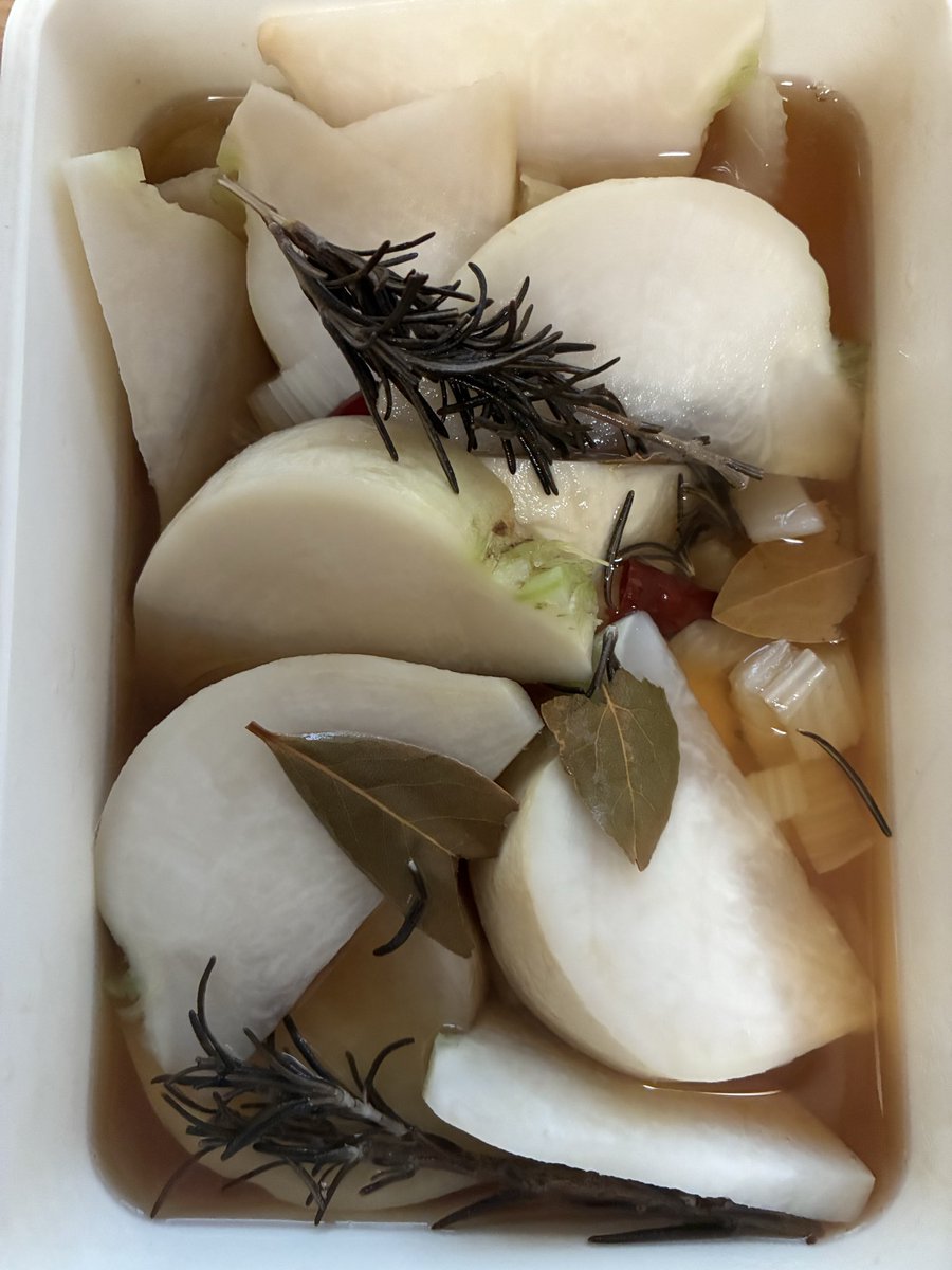 chinappar's tweet photo. ①今日のお夕飯
お野菜（間引き人参、ズッキーニ、カブ）と鶏もものグリル焼き
きゅうりとしそとササミを梅びしおで和えたやつ
金柑のみりん煮

②間引き人参かわいい

③明日のお夕飯の仕込み
カブとセロリのピクルス https://t.co/kVD3zsoF6Y