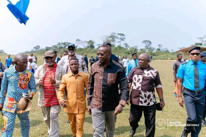 BonheurMuamba4's tweet photo. #Tshuapa | Journée 2 de ma mission économique (dimanche 21 juin 2026)

Visite à Monkoto, chef-lieu du territoire du même nom, au cœur du bassin de la Salonga. Cette étape a permis de dégager deux enseignements majeurs :

1️⃣ Monkoto : un potentiel intact, mais un rôle économique à reconstruire

Autrefois centre important de collecte et d’expédition vers Kinshasa, via Boende et Mbandaka, des produits agricoles et forestiers du bassin de la Salonga (caoutchouc, café robusta, huile de palme, copal, bois), Monkoto occupait une place stratégique dans l’économie de l’ancienne province de l’Équateur.

Aujourd’hui, les ressources naturelles demeurent abondantes, mais les infrastructures de transport, de transformation et de commercialisation qui permettaient de les valoriser se sont progressivement dégradées ou ont disparu. Le défi n’est donc pas tant l’absence de potentiel que la reconstruction des chaînes de valeur qui faisaient autrefois la force économique de ce territoire.

2️⃣ Faire de Monkoto la porte d’entrée de l’économie forestière durable

La présence du Parc national de la Salonga, joyau écologique de renommée mondiale, offre une opportunité unique de renaissance économique. Dans la perspective du Couloir Vert Kivu-Kinshasa, Monkoto peut ambitionner de devenir la capitale congolaise de l’économie forestière durable et la principale porte d’entrée du Parc national de la Salonga.

Cette ambition suppose la mise en œuvre de plusieurs actions structurantes :

1. Réhabiliter le corridor fluvial Monkoto–Boende–Mbandaka afin de reconnecter le territoire aux principaux marchés ;
2. Relancer les filières historiques à fort potentiel, notamment le café, le cacao et le palmier à huile ;
3. Développer des unités locales de transformation des produits agricoles et forestiers afin de créer davantage de valeur sur place ;
4. Faire de Monkoto un pôle d’écotourisme, de recherche scientifique et de conservation de la biodiversité ;
5. Mettre en place des mécanismes de financement carbone et biodiversité garantissant des retombées directes pour les communautés locales.

La renaissance de Monkoto ne se fera pas contre la forêt, mais grâce à elle. La conservation de la Salonga et le développement économique des populations doivent devenir les deux faces d’une même stratégie de prospérité durable.