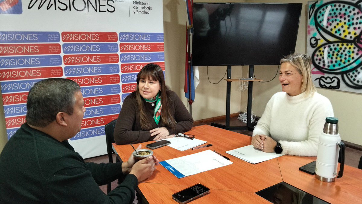 trabajomisiones's tweet photo. 🤝 El Ministerio de Trabajo firmó un convenio de colaboración con el Instituto Superior Sanmartiniano con el objetivo de impulsar acciones conjuntas de capacitación, formación profesional y actualización destinadas a jóvenes, trabajadores, emprendedores, estudiantes y público . https://t.co/2pznSYWrWj