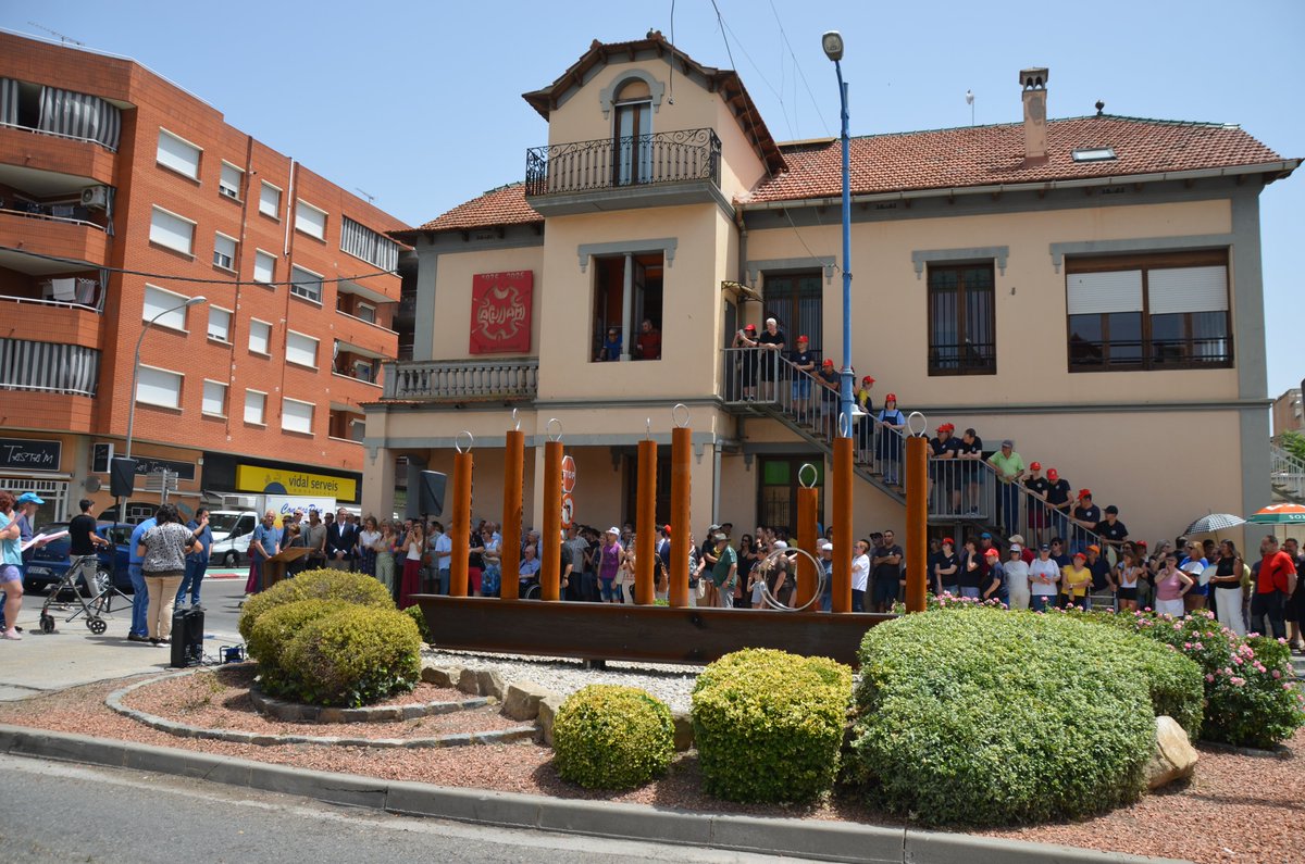 ajdemollerussa's tweet photo. 📌Mollerussa homenatja els 50 anys d’ @aacudam  amb una escultura urbana que reinvindica la inclusió i la dignitat
📌La consellera de @dsocialscat destaca que l’entitat representa el full de ruta cap a una societat amb millor estat del benestar
👉https://t.co/2cybyvaSYJ https://t.co/snz5FWr0kO