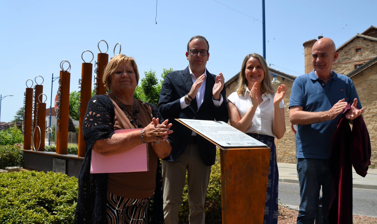 ajdemollerussa's tweet photo. 📌Mollerussa homenatja els 50 anys d’ @aacudam  amb una escultura urbana que reinvindica la inclusió i la dignitat
📌La consellera de @dsocialscat destaca que l’entitat representa el full de ruta cap a una societat amb millor estat del benestar
👉https://t.co/2cybyvaSYJ https://t.co/snz5FWr0kO