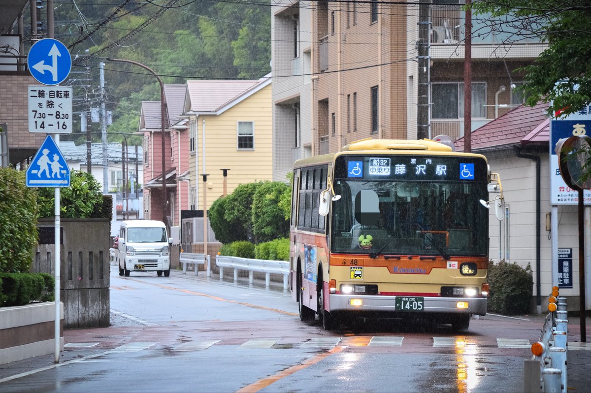 1553608MP's tweet photo. 2 神奈川中央交通

地元兼通学先のバス。
あんなにゴロゴロいた銀冊子も気づけば地元近辺で見れるのは戸塚と茅ヶ崎のみに、置き換え早いように感じてしまいます。
通学先の方に行けば茶色い扁平なども居ましたが今では過去のものに... https://t.co/GYmMPqJeeR
