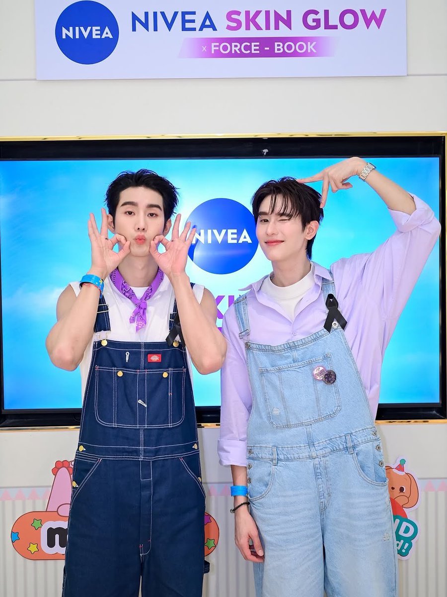 bookfamily_'s tweet photo. 🗓️ 220626
IG ─ Post kasibook_

💬 : ได้เจอคนผิวโกลว์แบบใกล้ๆแล้ว💜✨
ขอบคุณทุกคนที่เตรียมผิวโกลว์ มางานนีเวียสกินโกลว์กันนะคับบ เจอกันทีไรใจฟูทุกทีเลย
🔗 : https://t.co/7cPx82N2kd

#NIVEASkinGlowxForceBook
#fforce_ #kasibook 
#ชาวบรรณา #เจ้าพวกมะเขือเทศ https://t.co/jKGGu4BbS1