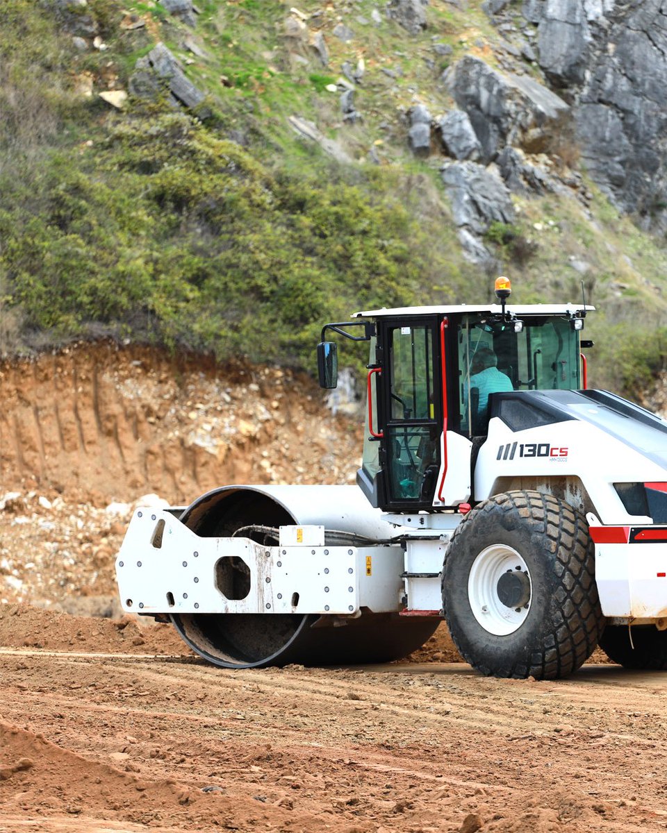 hidromek's tweet photo. HMK 130 CS ile gücünüzü zemine yansıtın!
.
Reflect your power to the ground with HMK 130 CS!

#HİDROMEK #HMK130CS #işmakinesi #construction #constructionmachinery #topraksilindiri #soilcompactor https://t.co/HAEocXOrHu