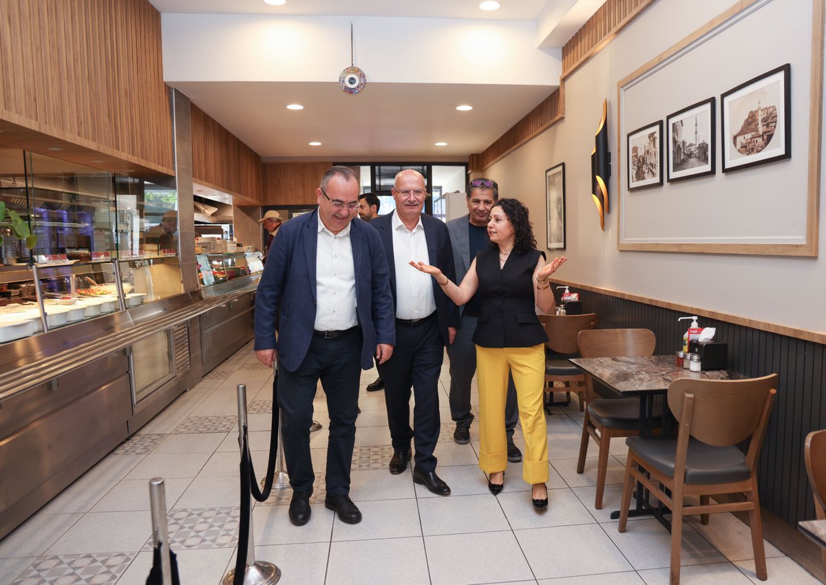 ATOkurumsal's tweet photo. Ankara Ticaret Odası Yönetim Kurulu Başkanı @GurselBaran, Altındağ’da yiyecek-içecek sektöründe faaliyet gösteren ATO Üyesi işletmeyi ziyaret ederek, işletme sahibi ATO’nun 58 No’lu Oteller ve Konaklama Tesisleri Meslek Komitesi Başkanı Dursun Yılmaz’dan çalışmaları hakkında bilgi aldı.

Ziyarette, ATO’nun 58 No’lu Oteller ve Konaklama Tesisleri Meslek Komitesi Başkan Yardımcısı Gülay Kılıç, Meclis Üyesi Birol Akman, Komite Üyesi Garip Uysal, 59 No’lu Kültür ve Sanat Etkinlikleri Meslek Komitesi Başkanı Ümit Kılıç ve çok sayıda davetli de yer aldı.

@birolakmann @umitkilicato