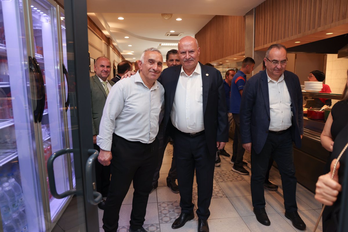 ATOkurumsal's tweet photo. Ankara Ticaret Odası Yönetim Kurulu Başkanı @GurselBaran, Altındağ’da yiyecek-içecek sektöründe faaliyet gösteren ATO Üyesi işletmeyi ziyaret ederek, işletme sahibi ATO’nun 58 No’lu Oteller ve Konaklama Tesisleri Meslek Komitesi Başkanı Dursun Yılmaz’dan çalışmaları hakkında bilgi aldı.

Ziyarette, ATO’nun 58 No’lu Oteller ve Konaklama Tesisleri Meslek Komitesi Başkan Yardımcısı Gülay Kılıç, Meclis Üyesi Birol Akman, Komite Üyesi Garip Uysal, 59 No’lu Kültür ve Sanat Etkinlikleri Meslek Komitesi Başkanı Ümit Kılıç ve çok sayıda davetli de yer aldı.

@birolakmann @umitkilicato