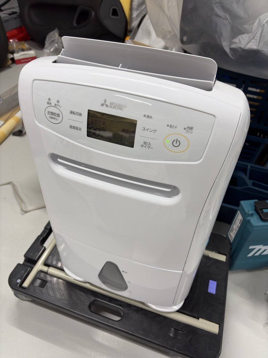 BuRuRu_bee's tweet photo. ガレージの湿気対策に除湿機買ってみた
ダンボール湿気でシワシワなるのがどれくらい変わるか期待しとこ https://t.co/WMTyT4iCRy