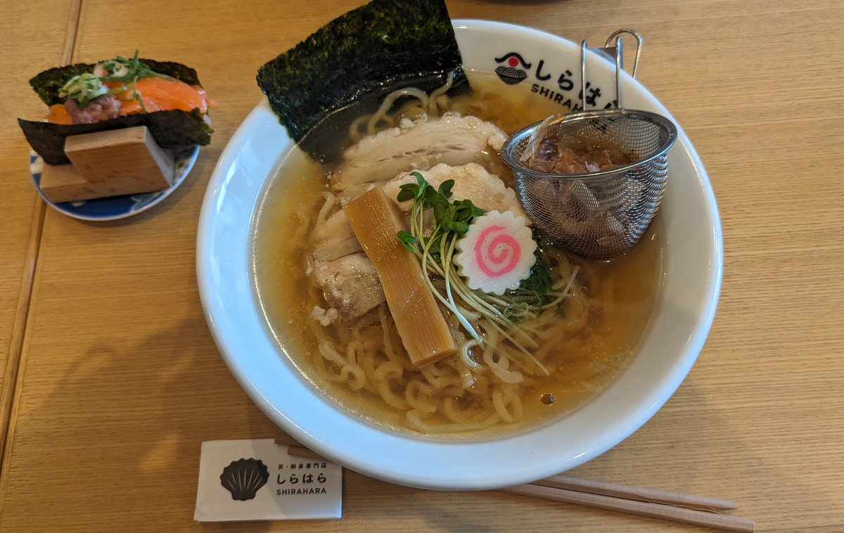 wasaryo's tweet photo. 今日は外回り仕事で 大学がお休みの彼とネギとろサーモン付き塩ラーメン🍜夕べは合同誕生日会でカニクリームコロッケ他…ダイエットは明日から〜笑 https://t.co/xCKDneF7pt