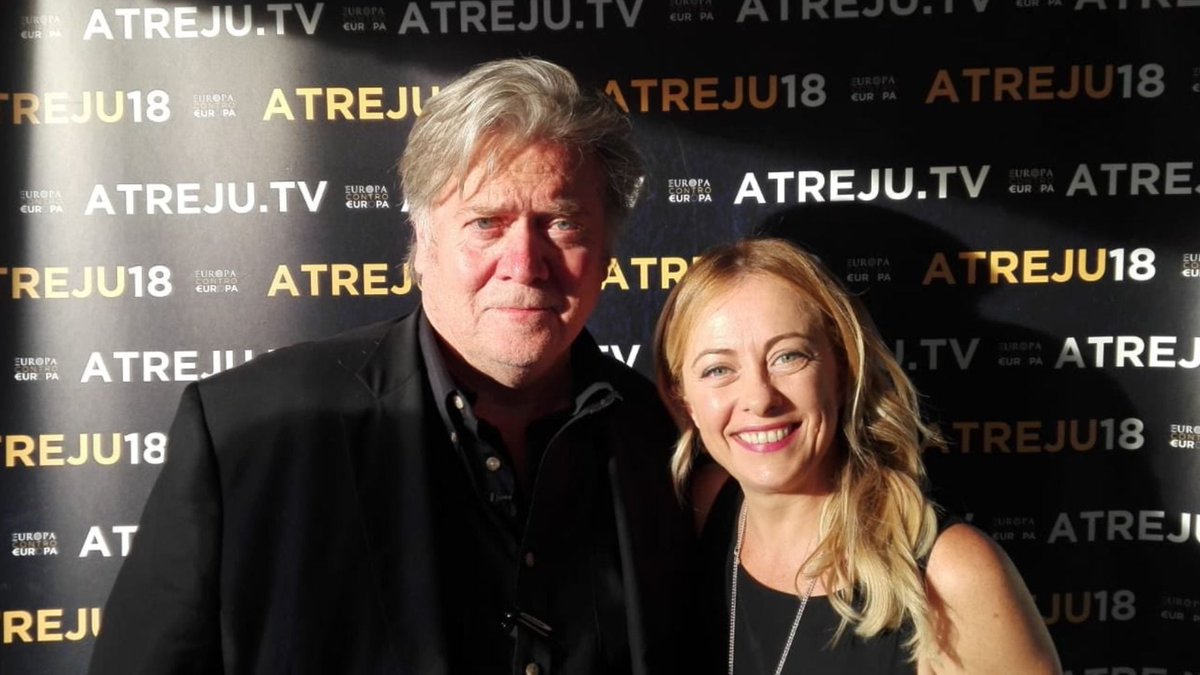 Pamelo1313's tweet photo. #Bannon contro #Meloni: “Non la prendo più seriamente e nessuno in America lo fa. Ci saranno conseguenze, Meloni non è un’amica degli Usa mai stata pontiera tra noi e l’Ue”. Giorgia sempre più isolata. Anche Arianna Meloni scarica la premier: "quella nun è più mi' sorella! " https://t.co/fSXMv8mPDT