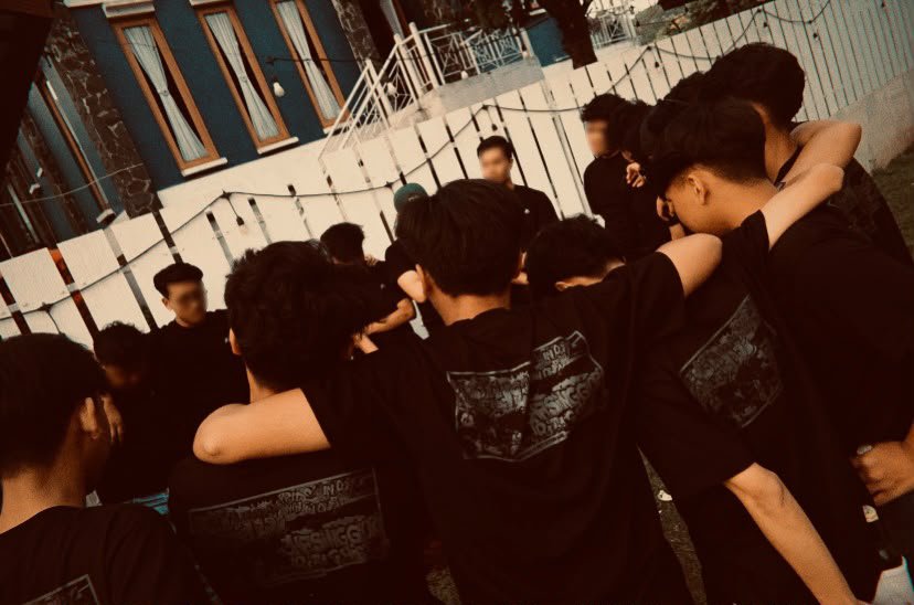 40534Crew's tweet photo. Diantara riuh tribun dan sunyi perjalanan, kami meyakini setia bukan hanya hadir saat menang tapi bertahan saat segalanya diuji.
Lebih dari sekadar bersama, ini tentang rasa yang tak terganti.

Diterpa masalah, dihantam keadaan namun kami tetap bertahan.
ENDWALL CREW! https://t.co/VbJFuxEJpU