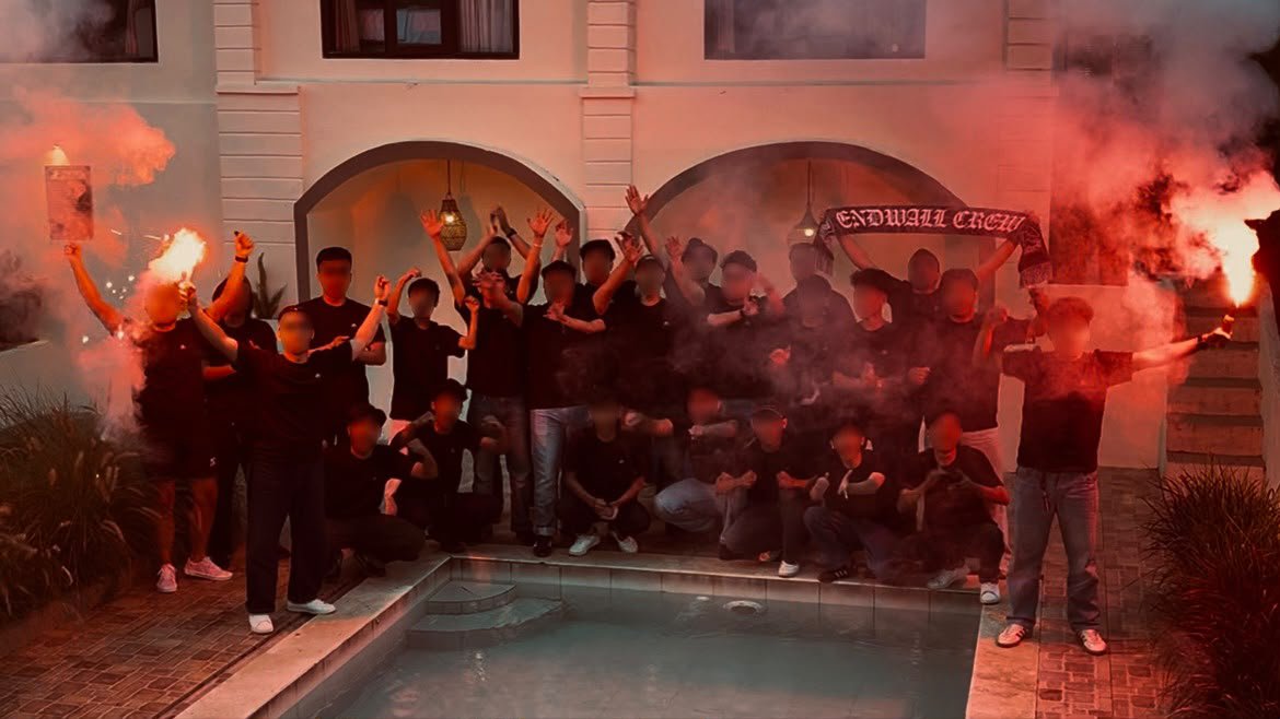 40534Crew's tweet photo. Diantara riuh tribun dan sunyi perjalanan, kami meyakini setia bukan hanya hadir saat menang tapi bertahan saat segalanya diuji.
Lebih dari sekadar bersama, ini tentang rasa yang tak terganti.

Diterpa masalah, dihantam keadaan namun kami tetap bertahan.
ENDWALL CREW! https://t.co/VbJFuxEJpU