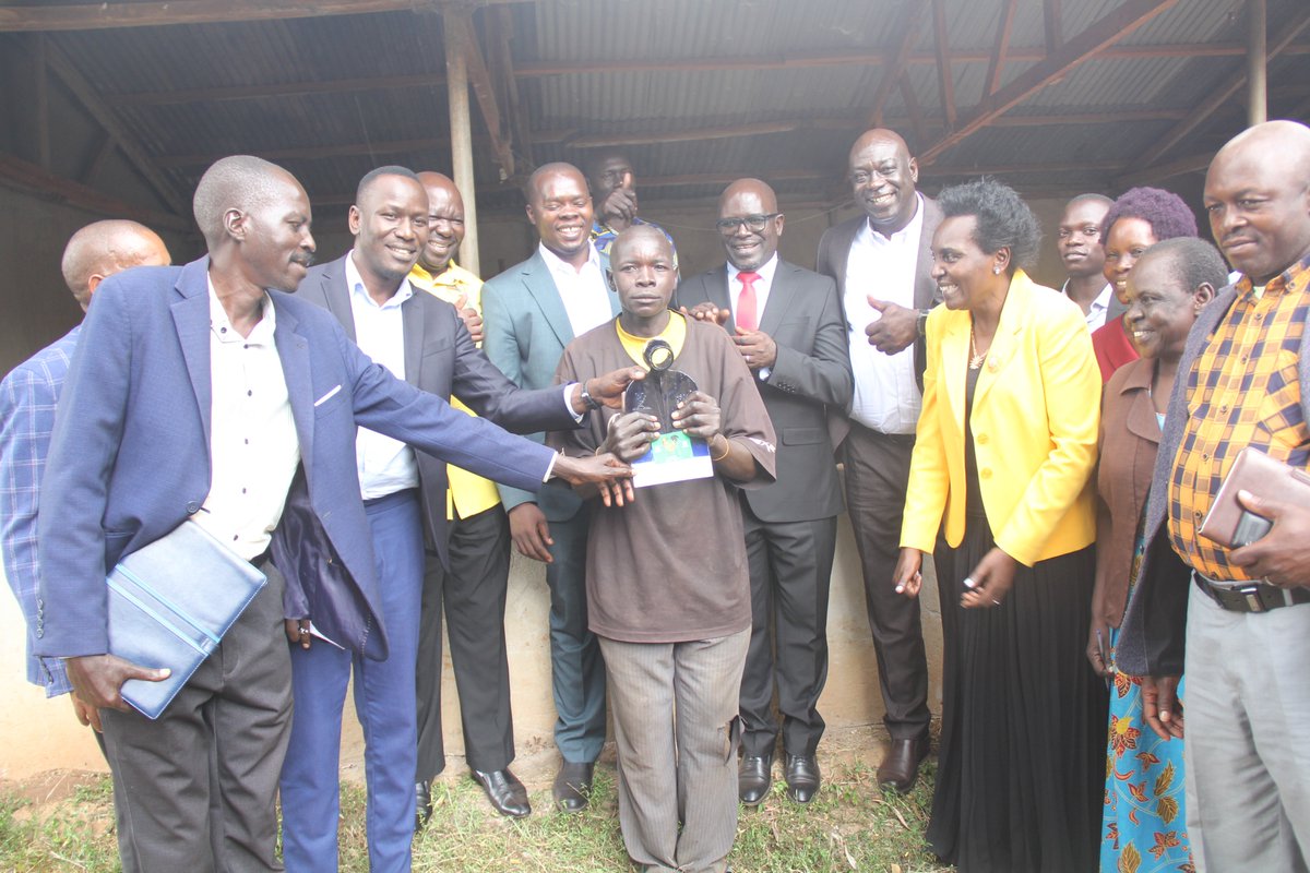 ApacDLG's tweet photo. APAC DISTRICT LAUNCHES DISTRIBUTION OF 52,327 HAND HOES TO HOUSEHOLDS
Apac District stakeholders, led by District Chairperson Hon. Agec Ambrose, have officially launched the distribution of 52,327 hand hoes to households in 12 LLGs across the district as part of efforts to boost agricultural productivity and improve household livelihoods.

The launch ceremony was attended by the district's three Members of Parliament: Hon. Otim Bernard, MP for Maruzi North Constituency; Hon. Obong Peter Acuda, MP for Maruzi County; and Hon. Awor Betty Engola, the Woman Member of Parliament for Apac District, together with the District and @municipali21247 political and technical leaders.
@MAAIF_Uganda @KagutaMuseveni @2026_2031