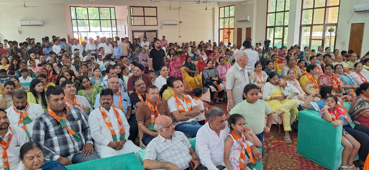 BJP4Chandigarh's tweet photo. भारतीय जनता पार्टी चंडीगढ़ महिला मोर्चा की प्रदेश अध्यक्ष श्रीमती सोनम वर्मा जी के नेतृत्व में महाजन भवन में प्रदेश महिला मोर्चा सचिव श्रीमती कशिश महाजन जी द्वारा आयोजित भव्य कार्यकर्ता मिलन समारोह हुआ। इस अवसर पर श्री श्याम प्रचार सेवा मंडल के प्रधान श्री ललित गोयल जी, उनकी पूरी मंडल टीम एवं सैकड़ों महिलाओं ने भाजपा की विचारधारा और नेतृत्व में विश्वास व्यक्त करते हुए भाजपा परिवार की सदस्यता ग्रहण की। सभी नए सदस्यों का पार्टी का पटका पहनाकर भाजपा परिवार में स्वागत किया गया।

कार्यक्रम में संगठन के विस्तार, महिला सशक्तिकरण और समाज के विभिन्न वर्गों तक भाजपा की जनकल्याणकारी नीतियों को पहुंचाने के संकल्प को और मजबूत किया गया।इस गरिमामय अवसर पर चंडीगढ़ प्रदेश अध्यक्ष श्री जतिंदर पाल मल्होत्रा जी, वरिष्ठ भाजपा नेता श्री संजय टंडन जी, प्रदेश महामंत्री श्री रामबीर भट्टी जी, पूर्व महापौर श्री सुभाष चावला जी, श्री रविकांत शर्मा जी, प्रदेश सचिव एवं महिला मोर्चा प्रभारी श्री मनीष शर्मा जी, महिला मोर्चा महामंत्री श्रीमती रूबी गुप्ता जी, जिला अध्यक्ष श्रीमती रेखा सूद जी, मंडल अध्यक्ष श्री योगेश कुमावत जी सहित अनेक पदाधिकारी एवं कार्यकर्ता उपस्थित रहे।

#BJPMahilaMorcha #BJPChandigarh #KaryakartaMilan #MahilaShakti #SangathanSarvopari #BJP4India #ChandigarhBJP #JoinBJP #WomenLeadership #ViksitBharat
@JPMalhotra