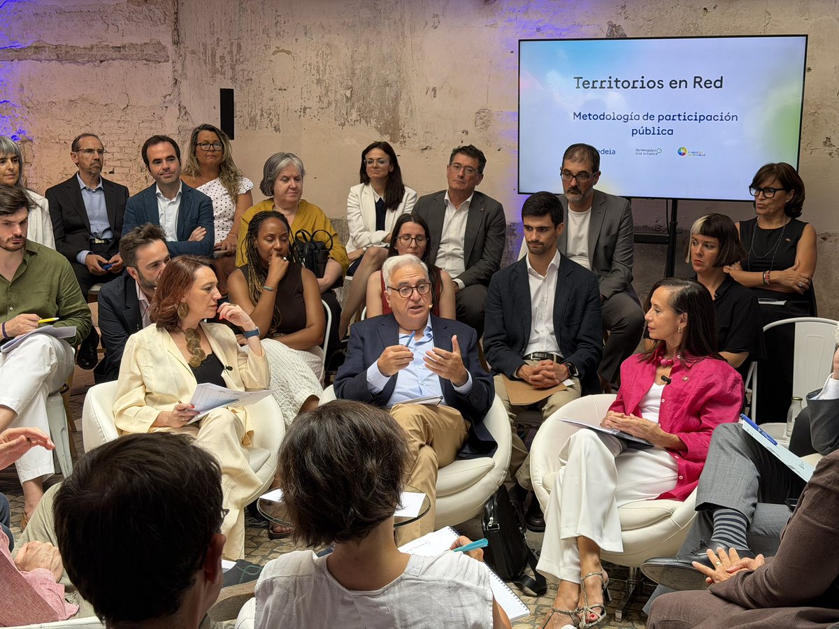 Corresponsables's tweet photo. ⚡ Fernando Ferrando, presidente de @FRenovables, subraya en “Territorios en red” que “el recurso escaso de la #TransiciónEnergética no es el sol, no es el viento, no es el agua ni el territorio: es la disponibilidad de redes”

Defiende que las redes eléctricas “ya no son auxiliares ni secundarias”, sino una infraestructura estratégica esencial para que la oferta renovable llegue a su destino y para hacer posible la electrificación de la demanda

📌 “Vemos molinos en positivo, no vemos redes en positivo”, advierte Ferrando, apelando a un cambio cultural basado en informar, dialogar y demostrar que las redes generan valor público y territorial

@RedeiaCorp
