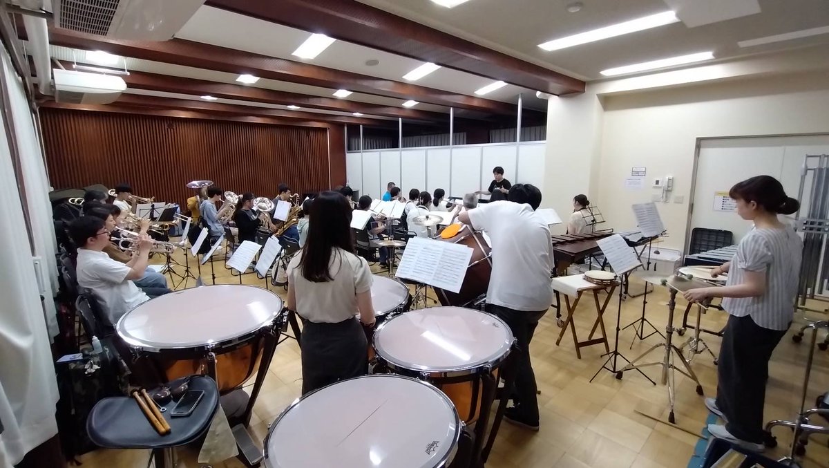 TamaWind's tweet photo. ２週間後はいよいよファミリーコンサート本番です！7月5日(日)はぜひ、南大沢文化会館にお越しください✨

写真はとある曲にまつわる一場面😏

3枚目📷
夏の風物詩、風鈴を鳴らし比べ中🎐叩く場所によって音が変わるそうです。

4枚目📷
持ち替えでムチを叩く大役を任されたトロンボーン奏者さん🪊 https://t.co/x2Ks1gMDTB