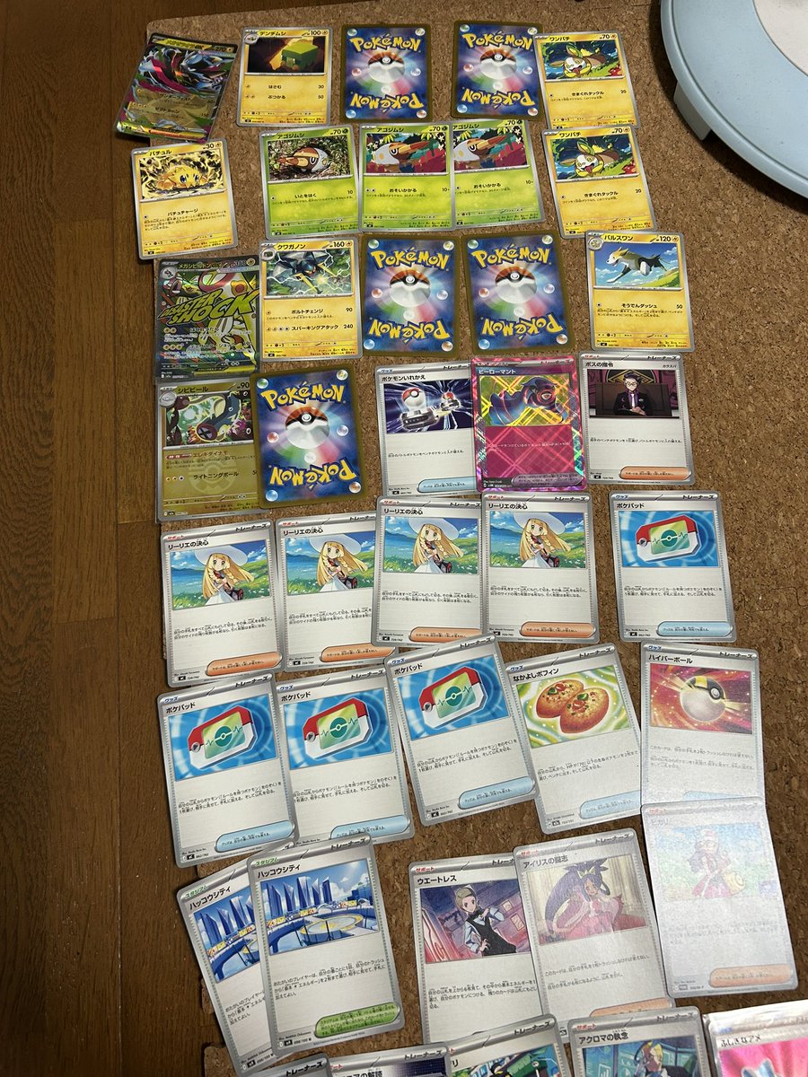nt_ikefish's tweet photo. テスト週間に
ポケカのデッキを考えている長男😞

部屋の床にポケカが並べてあり
テスト週間とは思えません💦 https://t.co/jE3M41wTlT