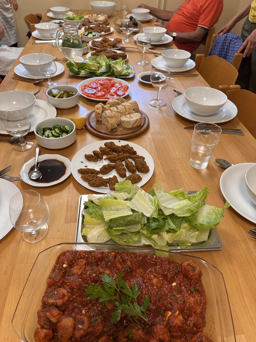 Sternenschloss's tweet photo. Die türkische Küche bietet unter anderen auch herrliche vegane Speisen. Ich habe mich im Rahmen eines Kochkurses am Wochenende davon überzeugen können . Geschichten aus der Türkei damals und heute gab es als Zugabe 😊👍 https://t.co/MQ9nXXkhpx