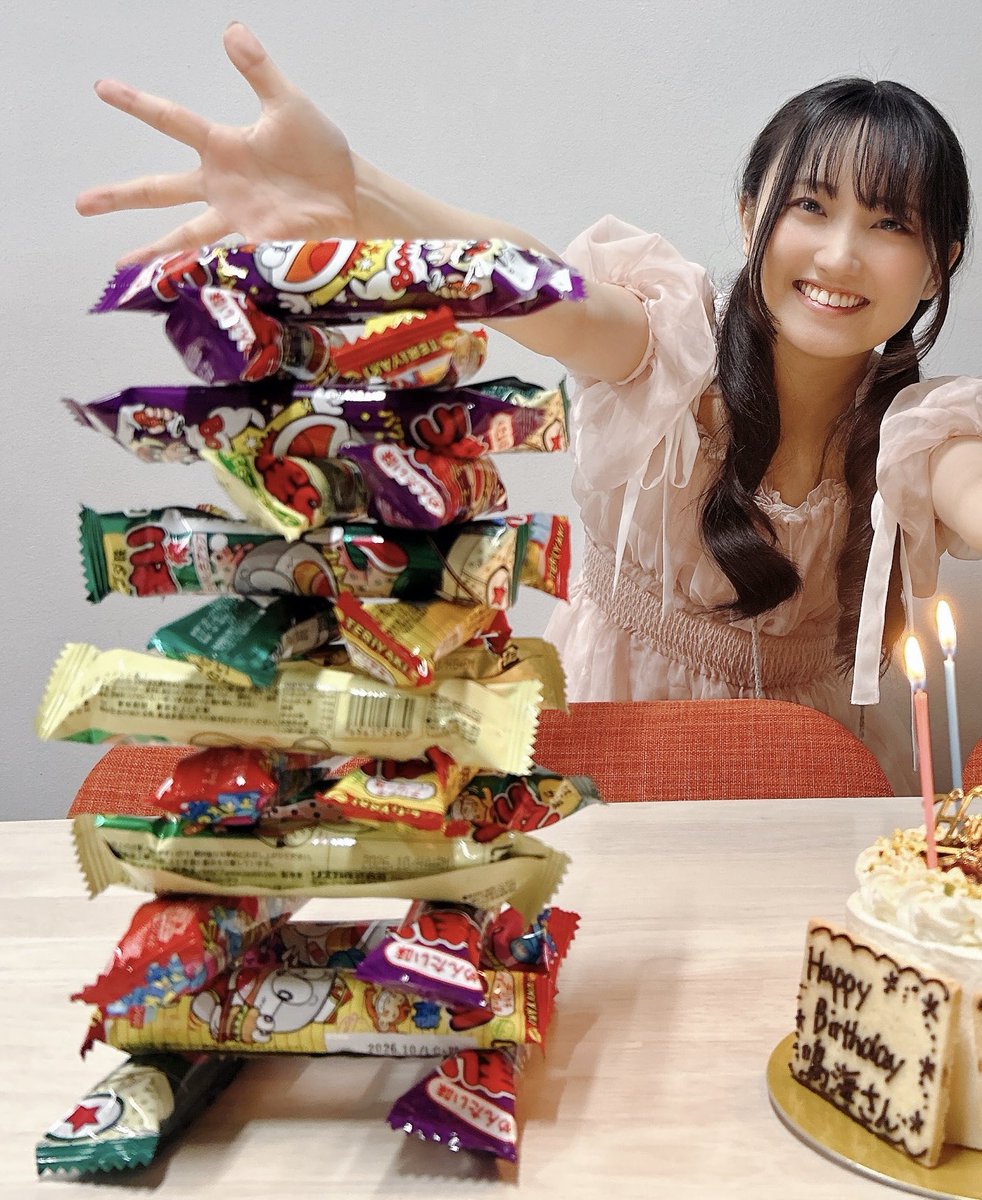 mai_narumin's tweet photo. この前ね、お誕生日のあとにね、
お世話になってるスタッフさんたちがうまい棒タワー作ってくれたの😎

また一つ夢が叶った💕 https://t.co/sOZEUZ2PTz