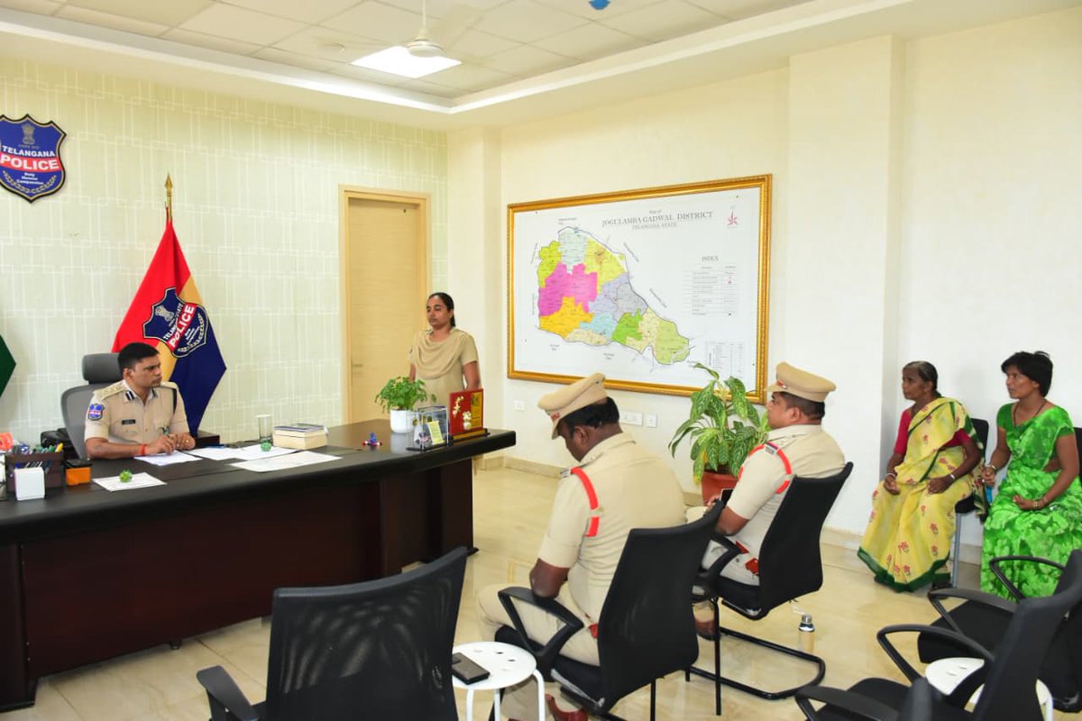 GadwalSp's tweet photo. During today's Grievance Day programme,21 complaints were received from applicants from various parts of the district.District SP,Shri T.Srinivasa Rao,SP contacted the respective police station officers and directed them to resolve the victims' issues legally and expeditiously. https://t.co/EGsnRhnySI