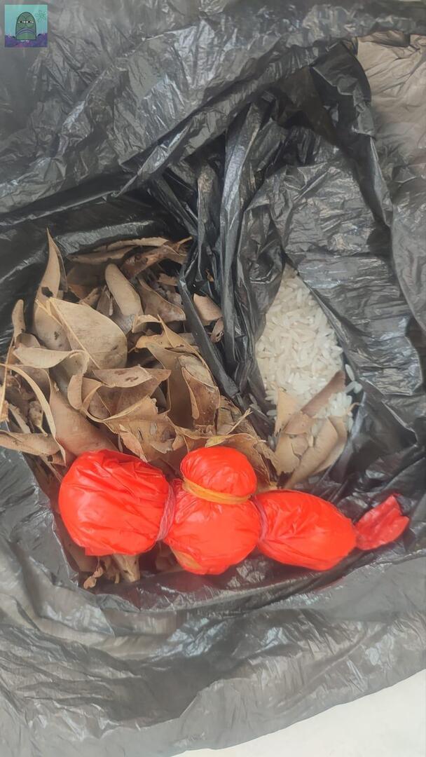 tanyakanrl's tweet photo. sodara gw tiba2 sakit panas dingin grgr kemarin nerima paket yg gaada pengirimnya, paketnya udah dibuang tp gue cari dan ketemu ternyata isinya beginian, kata om gue itu bisa jadi paket santet.. tp ada yang tau ini apa? 💚 https://t.co/FYmDFC5aqx