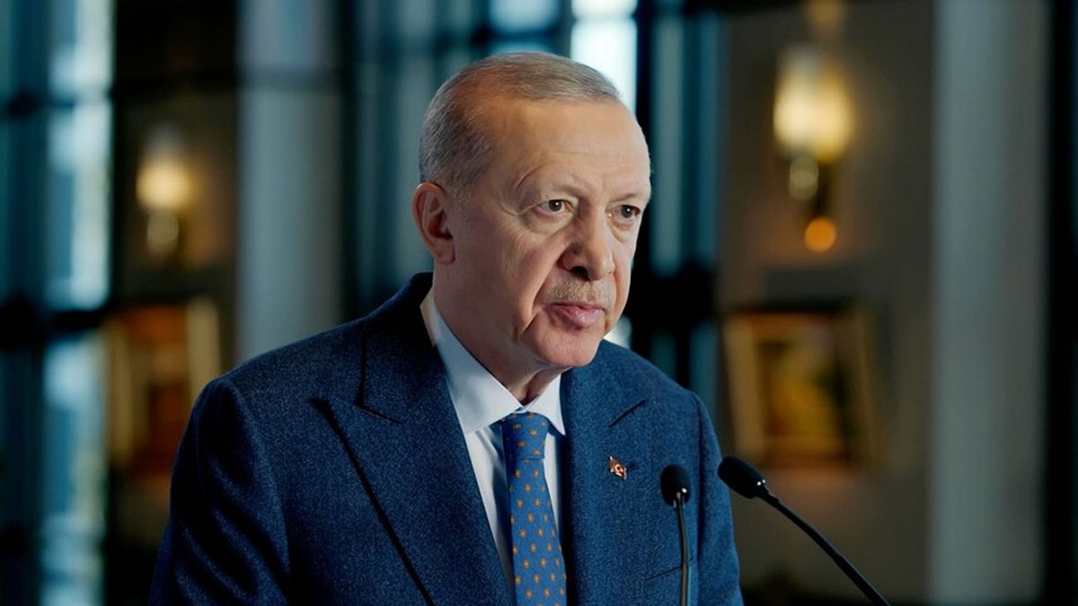 BirGun_Gazetesi's tweet photo. Öğretmenlere zorunlu Erdoğan zirvesi

AKP'li Cumhurbaşkanı Erdoğan'ın hafta sonu İstanbul'da katılacağı "Türkiye Eğitim Teknolojileri Zirvesi" için okullara gönderilen yazılarla öğretmenler, müdürler, öğrenciler ve velilerden katılım istendi. “Mazeret kabul edilmeyeceği” belirtilirken eğitimciler uygulamaya tepki gösterdi
https://t.co/L5VEEwnTjO