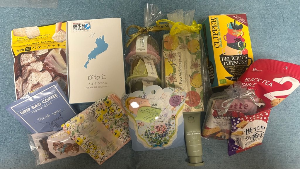 Figure_Gamer's tweet photo. 昨日で最後の出勤でした！
お別れにお客さんから沢山お菓子とか貰った( *´꒳`* )
次も同じ仕事するけどホワイトで休みの日はしっかり休めるといいな〜 https://t.co/jIcMWCNKxA