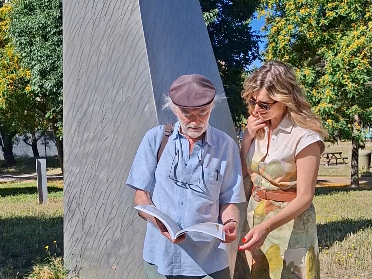 placetadeltemps's tweet photo. 👩🏻‍🎨Quantes vegades t'has aturat a mirar realment les escultures de la teva ciutat?   Escolta la conversa amb en Ramon Rull, qui ha unit la passió per la fotografia i l’urbanisme per escriure 'Art a la ciutat', editat per l’Ajuntament de Cornellà.
 
https://t.co/McjwTg6pOe https://t.co/1Dtl9EWydO