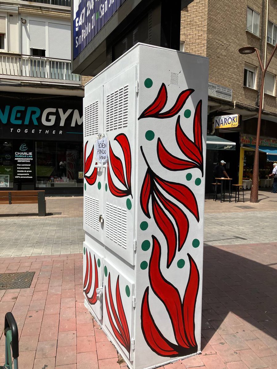 ComerciosZonaG's tweet photo. 🎶🎵 "Ojitos como los tuyos no los hay en Gamonal" 👁️
🎨 Mural artístico en  c/ Fco Grandmontagne
🖌️ Marina Ortega del Burgo
🎷 Guiño al grupo de música @estoesLaMODA
💃🏼 Guiño a la danza castellana y sus trajes regionales
👉🏼 @BarriodeGenios
👉🏻 @jcyl
#Gamonal #Burgos #arte https://t.co/ykPNNsWXx8