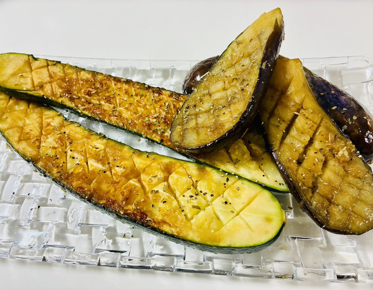 KONY11141's tweet photo. 【コニシェフ👨‍🍳夏の一品】
ズッキーニ&amp;ナスのとろとろステーキ🍆🥒

【作り方】
なんか切って
なんか焼いて
なんか味付け

暑い夏にぴったりの一品🌻
お試しあれ🫱 https://t.co/9coHnz4ycB