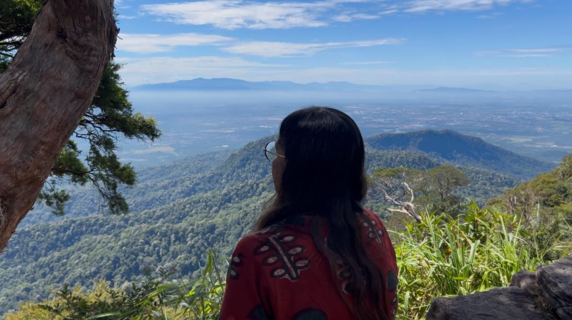 yashmy8's tweet photo. Did you know Malaysia carries one of Southeast Asia’s deepest geological stories? 
• Bujang Valley rocks: 550+ million years
• Klang Gates Quartz Ridge: ~200 million years
• Titiwangsa Range: ancient granite “backbone” of the peninsula
Malaysia beyond archaeology. https://t.co/4y3OrcxHNo