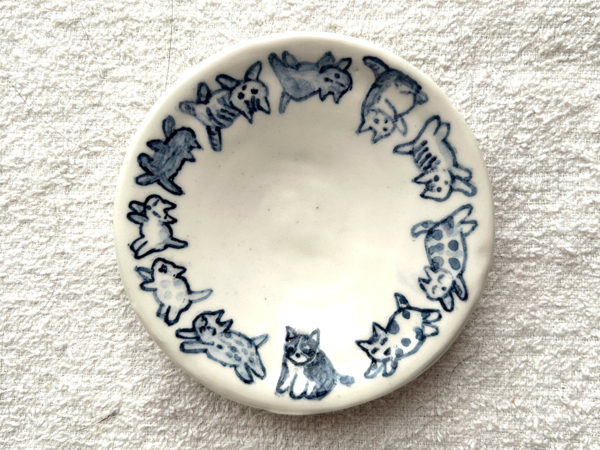 Jiscurry's tweet photo. 焼き上がった猫の豆皿5枚。

絵付けの時、いつもは還元焼成という色味が紺がかってシブくなる焼き方をお願いするのだけれど、絵柄的にちょっと明るく仕上げたかったので「酸化焼成」という焼き方にしてもらった。 https://t.co/A236was29M