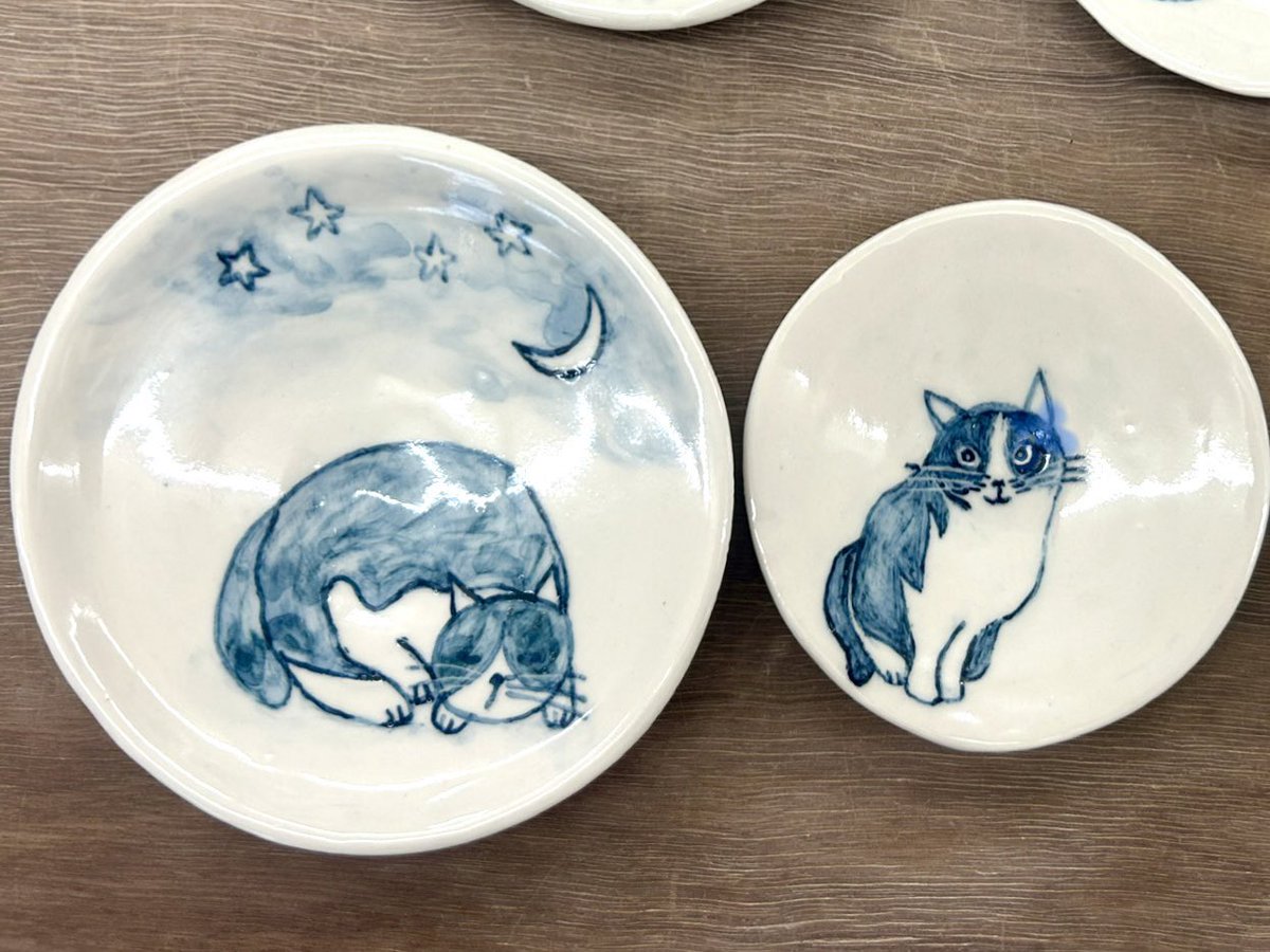 Jiscurry's tweet photo. 焼き上がった猫の豆皿5枚。

絵付けの時、いつもは還元焼成という色味が紺がかってシブくなる焼き方をお願いするのだけれど、絵柄的にちょっと明るく仕上げたかったので「酸化焼成」という焼き方にしてもらった。 https://t.co/A236was29M