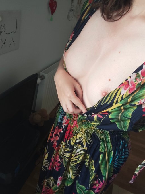 Sweet Candy - Cette robe avait l’air sage… 🌺😏 Puis j’ai décidé de l’ouvrir un peu plus que prévu 👀🔥 Tu laisses comme ça ou tu refermes ? 🖤 #Teasing #Sensualité #OnlyFans @OrgasmicGroup @FrancaisesSexy @SpicyGirlsNSFW @nofacemodele @Body_Art_be_fr @lafrancecoquine https://t.co/HZZEwOjJsn