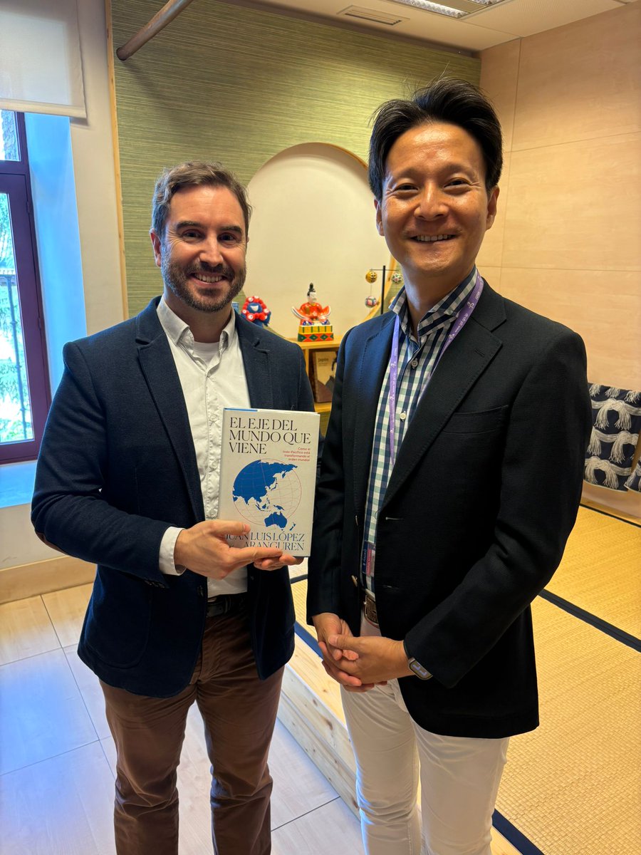 EditorialAriel's tweet photo. 📰 Juan Luis López Aranguren [@jlopezar] ha visitado la @fundacionjapon y la embajada del país en Madrid para presentar 'El eje del mundo que viene'. En la imagen, con el presidente de la fundación, Yasutaka Takeda, y la primera ministra de @JapanEmb_Spain ⬇️⬇️ https://t.co/1YhV51wSvF