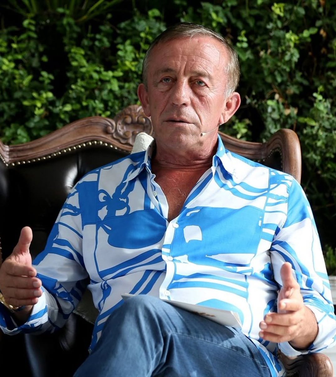 mynet's tweet photo. 🔴 Hacıosmanoğlu'nun 'villa şovu' patladı: Ortada ne izin var ne proje...

🔻TFF Başkanı İbrahim Hacıosmanoğlu futbolculara 'villa' hediye edeceğini açıklamıştı.

🔻Hacıosmanoğlu'nun villa vaadini sosyal medya hesabından değerlendiren gazeteci Ersin Eroğlu, projeye onay çıkmadığına dikkat çekti.

"Milas Güllük’te yapılması planlanan 4 bin villalık proje, Net Holding ile Ali Ağaoğlu ortaklığıyla başladı. 

Proje, su kaynakları alanı ve kuşların geçiş güzergâhında yer alması nedeniyle yargı kararıyla iptal edildi. Projenin hayata geçirilmesi durumunda doğal yaşam alanları etkilenecek ve belki de geri dönüşü olmayan sorunlar ortaya çıkacaktı.

Projeye izin çıkmayınca Ağaoğlu’nun akrabası Hacıosmanoğlu devreye girdi ve ortak oldu.

2026 Dünya Kupası’na gidilmesi hâlinde oyunculara kendi cebinden villa vereceğini açıkladı. Bu da yaklaşık 30 villaya denk geliyordu. Hacıosmanoğlu, “4 bin villadan 30’u oyunculara düşer herhalde.” demişti. Ancak ortada ne villa ne de onaylanmış bir proje vardı.

Üstelik yargı kararlarının yanı sıra, 2021 tarihli ve 4167 sayılı Cumhurbaşkanlığı Kararı ile bölge “Kesin Korunacak Hassas Alan” ilan edilmişti.

Belli ki Hacıosmanoğlu, Dünya Kupası’nda gelecek bir başarıyla bunları aşacağını düşündü.

Milli Takım turnuvaya erken veda etti. O bölgeye izin çıkması da zor görünüyor. Ama Hacıosmanoğlu bir kere söz verdi. Orası olmazsa başka yerden verir herhalde. Bakalım, Dünya Kupası’na gitmeye hak kazanan oyunculara anahtarları ne zaman teslim edecek?"
