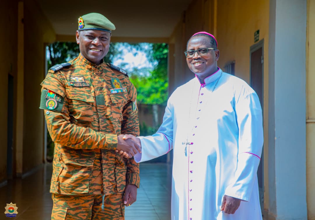 Gendnatbf's tweet photo. Le Chef d’État-Major de la Gendarmerie Nationale à la rencontre des forces morales du Burkina Faso : une démarche guidée par la promotion du vivre-ensemble et de l’unité nationale 
La suite:https://t.co/z4nItnwQLX https://t.co/17Op0VDXkF