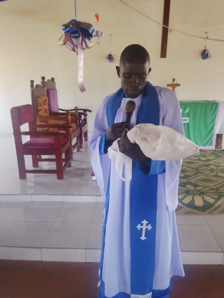 Voiceoflangofm's tweet photo. On Sunday, 21 June, Dr. Rosemary Alwoc-Ogwal and her team worshipped at St. Mary's COU and St. Joseph Catholic Chapel, Adok. They donated UGX 1M towards church projects and UGX 200,000 to support two patients battling malaria and typhoid in Dokolo District.
#VOLUpdates https://t.co/SL9qZGoInz