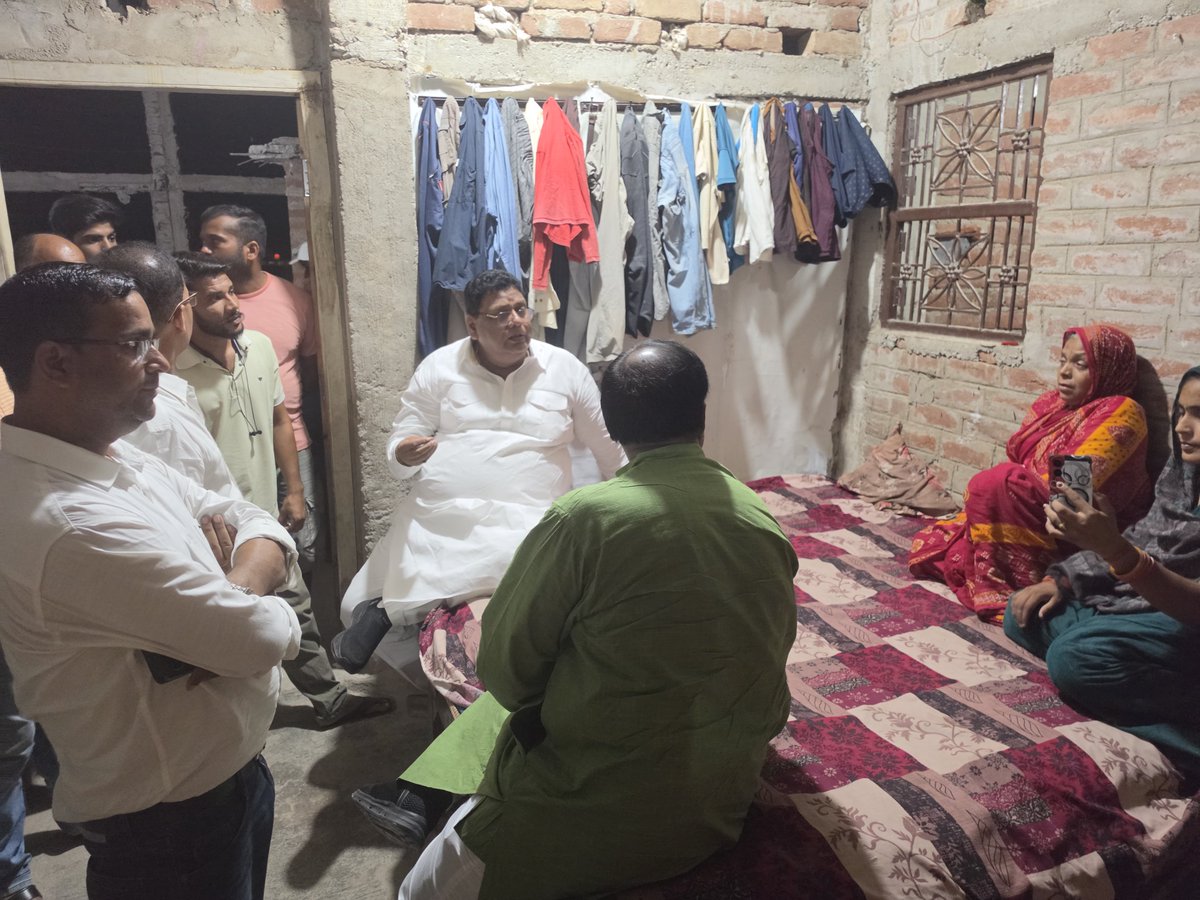 bjmdharmendra's tweet photo. प्रेस विज्ञप्ति
दिनांक: 22 जून 2026
डेटलाइन : रांची
बिहार आरा के बिलौटी गांव पहुंचकर शोकाकुल परिवार से मिले जदयू नेताओं ने निष्पक्ष जांच एवं न्याय की मांग की।
जनता दल (यूनाइटेड) झारखंड प्रदेश के वरिष्ठ नेता धर्मेंद्र तिवारी के नेतृत्व में पार्टी के एक प्रतिनिधिमंडल ने बिहार के आरा जिला अंतर्गत बिलौटी गांव पहुंचकर बिहार पुलिस द्वारा हत्या किए गए मृत भरत भूषण तिवारी के परिजनों से मुलाकात की। और कहा कि आपका बेटा शहीद हुआ है जनहित के कार्यों को करके  आज समाज और देश की जनता उसके साथ है जनता जागी है गलत का विरोध करने।

 प्रतिनिधिमंडल ने शोकाकुल परिवार को सांत्वना देते हुए इस दुःख की घड़ी में हरसंभव सहयोग का भरोसा दिलाया तथा उन्हें न्याय दिलाने के लिए हर स्तर पर संघर्ष करने का आश्वासन दिया।
इस अवसर पर धर्मेंद्र तिवारी ने कहा कि भरत भूषण तिवारी की मृत्यु अत्यंत दुखद एवं चिंताजनक है। परिजनों, ग्राम वासियों एवं जनता जनार्दन ने बताया पुलिस प्रशासन ने उनकी हत्या की है भरत जनहित के कार्य के लिए हमेशा आवाज उठाते थे भ्रष्ट पदाधिकारीयो की नज़रे इन पर थी। इनके द्वारा विरोध करने से भ्रष्ट लोग परेशान थे। सरेंडर करने के पश्चात गोली मारी गई और एंबुलेंस में निर्मम हत्या की गई । समाज में कोई व्यक्ति हत्या करता है तो उसको सजा मिलती है इसी तरह भक्षक थानेदार, डीएसपी,एसपी, एसडीम सबके ऊपर हत्या का केस सरकार करें और इन प्राधिकारियों को निलंबित करके जेल में डालें तभी जनता का विश्वास लोकतंत्र में न्याय पर बना रहेगा। सरकार परिवार के भरण पोषण के लिए एक व्यक्ति को नौकरी दे और मुआवजा मुख्यमंत्री को जाकर देना चाहिए क्योंकि सरकारीतन्त्र की गलती है। उन्होंने कहा कि कानून के राज में प्रत्येक नागरिक को न्याय मिलना चाहिए और किसी भी निर्दोष व्यक्ति के साथ अन्याय स्वीकार नहीं किया जा सकता।

उन्होंने कहा कि जनता दल (यूनाइटेड) झारखंड प्रदेश पीड़ित परिवार के साथ मजबूती से खड़ा है और उन्हें न्याय दिलाने के लिए हरसंभव प्रयास करेगा। पार्टी इस पूरे मामले पर गंभीरता से नजर बनाए हुए है तथा आवश्यक होने पर संबंधित अधिकारियों एवं सरकार के समक्ष भी अपनी बात रखेगी।
प्रतिनिधिमंडल में जनता दल (यूनाइटेड) के प्रदेश सचिव दिलीप पांडेय, पलामू जिला अध्यक्ष मनोज कुमार दुबे, जमशेदपुर जिला अध्यक्ष सुबोध श्रीवास्तव सहित अन्य पदाधिकारी एवं कार्यकर्ता उपस्थित थे।
जारीकर्ता
धर्मेंद्र तिवारी, 
वरिष्ठ नेता झारखंड प्रदेश जनता दल (यूनाइटेड),
9431115714
------------------

नोट- निवेदन शहीद भारत भूषण तिवारी की मां सुमन देवी का हम सभी बैंक अकाउंट नंबर और स्कैनर भी भेज रहे हैं जो चाहे कुछ भी परिवार को सहयोग कर सकते हैं। 
सुमन देवी
यूको बैंक अकाउंट नंबर 
 211932 11033851 
आईएफएससी कोड
UCBA 00002119 
मोबाइल 93414 34529 इस मोबाइल नंबर पर भी पेमेंट कर सकते हैं