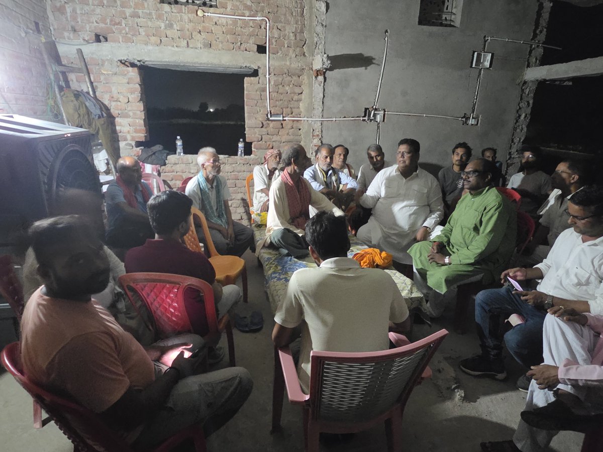 bjmdharmendra's tweet photo. प्रेस विज्ञप्ति
दिनांक: 22 जून 2026
डेटलाइन : रांची
बिहार आरा के बिलौटी गांव पहुंचकर शोकाकुल परिवार से मिले जदयू नेताओं ने निष्पक्ष जांच एवं न्याय की मांग की।
जनता दल (यूनाइटेड) झारखंड प्रदेश के वरिष्ठ नेता धर्मेंद्र तिवारी के नेतृत्व में पार्टी के एक प्रतिनिधिमंडल ने बिहार के आरा जिला अंतर्गत बिलौटी गांव पहुंचकर बिहार पुलिस द्वारा हत्या किए गए मृत भरत भूषण तिवारी के परिजनों से मुलाकात की। और कहा कि आपका बेटा शहीद हुआ है जनहित के कार्यों को करके  आज समाज और देश की जनता उसके साथ है जनता जागी है गलत का विरोध करने।

 प्रतिनिधिमंडल ने शोकाकुल परिवार को सांत्वना देते हुए इस दुःख की घड़ी में हरसंभव सहयोग का भरोसा दिलाया तथा उन्हें न्याय दिलाने के लिए हर स्तर पर संघर्ष करने का आश्वासन दिया।
इस अवसर पर धर्मेंद्र तिवारी ने कहा कि भरत भूषण तिवारी की मृत्यु अत्यंत दुखद एवं चिंताजनक है। परिजनों, ग्राम वासियों एवं जनता जनार्दन ने बताया पुलिस प्रशासन ने उनकी हत्या की है भरत जनहित के कार्य के लिए हमेशा आवाज उठाते थे भ्रष्ट पदाधिकारीयो की नज़रे इन पर थी। इनके द्वारा विरोध करने से भ्रष्ट लोग परेशान थे। सरेंडर करने के पश्चात गोली मारी गई और एंबुलेंस में निर्मम हत्या की गई । समाज में कोई व्यक्ति हत्या करता है तो उसको सजा मिलती है इसी तरह भक्षक थानेदार, डीएसपी,एसपी, एसडीम सबके ऊपर हत्या का केस सरकार करें और इन प्राधिकारियों को निलंबित करके जेल में डालें तभी जनता का विश्वास लोकतंत्र में न्याय पर बना रहेगा। सरकार परिवार के भरण पोषण के लिए एक व्यक्ति को नौकरी दे और मुआवजा मुख्यमंत्री को जाकर देना चाहिए क्योंकि सरकारीतन्त्र की गलती है। उन्होंने कहा कि कानून के राज में प्रत्येक नागरिक को न्याय मिलना चाहिए और किसी भी निर्दोष व्यक्ति के साथ अन्याय स्वीकार नहीं किया जा सकता।

उन्होंने कहा कि जनता दल (यूनाइटेड) झारखंड प्रदेश पीड़ित परिवार के साथ मजबूती से खड़ा है और उन्हें न्याय दिलाने के लिए हरसंभव प्रयास करेगा। पार्टी इस पूरे मामले पर गंभीरता से नजर बनाए हुए है तथा आवश्यक होने पर संबंधित अधिकारियों एवं सरकार के समक्ष भी अपनी बात रखेगी।
प्रतिनिधिमंडल में जनता दल (यूनाइटेड) के प्रदेश सचिव दिलीप पांडेय, पलामू जिला अध्यक्ष मनोज कुमार दुबे, जमशेदपुर जिला अध्यक्ष सुबोध श्रीवास्तव सहित अन्य पदाधिकारी एवं कार्यकर्ता उपस्थित थे।
जारीकर्ता
धर्मेंद्र तिवारी, 
वरिष्ठ नेता झारखंड प्रदेश जनता दल (यूनाइटेड),
9431115714
------------------

नोट- निवेदन शहीद भारत भूषण तिवारी की मां सुमन देवी का हम सभी बैंक अकाउंट नंबर और स्कैनर भी भेज रहे हैं जो चाहे कुछ भी परिवार को सहयोग कर सकते हैं। 
सुमन देवी
यूको बैंक अकाउंट नंबर 
 211932 11033851 
आईएफएससी कोड
UCBA 00002119 
मोबाइल 93414 34529 इस मोबाइल नंबर पर भी पेमेंट कर सकते हैं