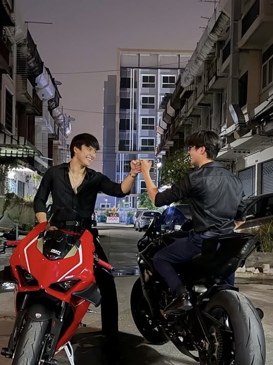 sasaflism's tweet photo. ANJRRR TENRYATA DAH KENAL DARI LAMA KAHH😭😭😭 KOCAK BGT KITA SEMUA KE GOCEK PANTES DI ARENA UDAH YANG SE AKRAB ITU WONG DH NIGHT RIDE BARENG😭🫵🏻 https://t.co/nvzHaibyZY