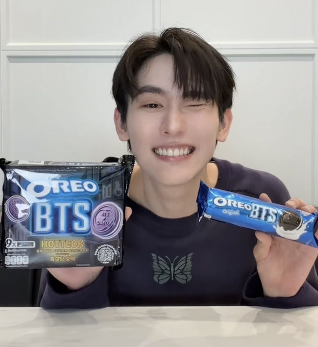 JnieeJn's tweet photo. ถ้านี่ไม่ใช่คนที่รีวิว OREO ได้น่ารักที่สุดในโลก แงง แล้วน้องบุ๊คแฟนคลับ BTS ตัวยงมารีวิวด้วย นี่ละ ๆ ถูกต้อง ต้องไปหาซื้อตามละ💜

#kasibook @kasibook 
#OREOBTS #OREOBTSTH
#OREO_BTS #OREO_BTS_THAILAND https://t.co/L2tL0yObPy