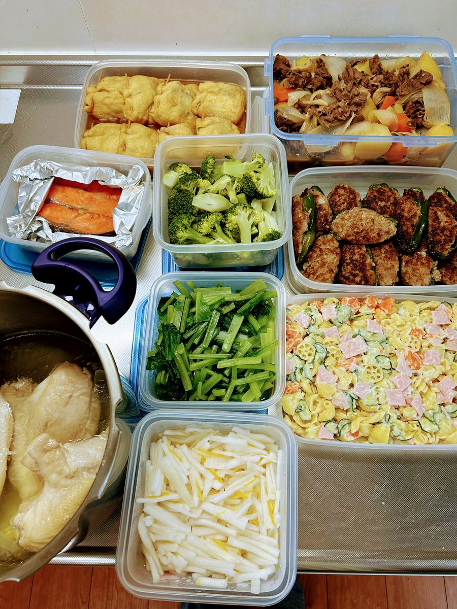 kurumin681's tweet photo. 作り置きです。
巾着煮中身は豆腐、ひじき煮、にんじんなど。肉じゃが、塩鮭焼き、ブロッコリー、ピーマン肉詰め、ゆでどり、小松菜おひたし、ポテトマカロニサラダ、ゆず大根です。
＃作り置き https://t.co/KCYqzqnaIk